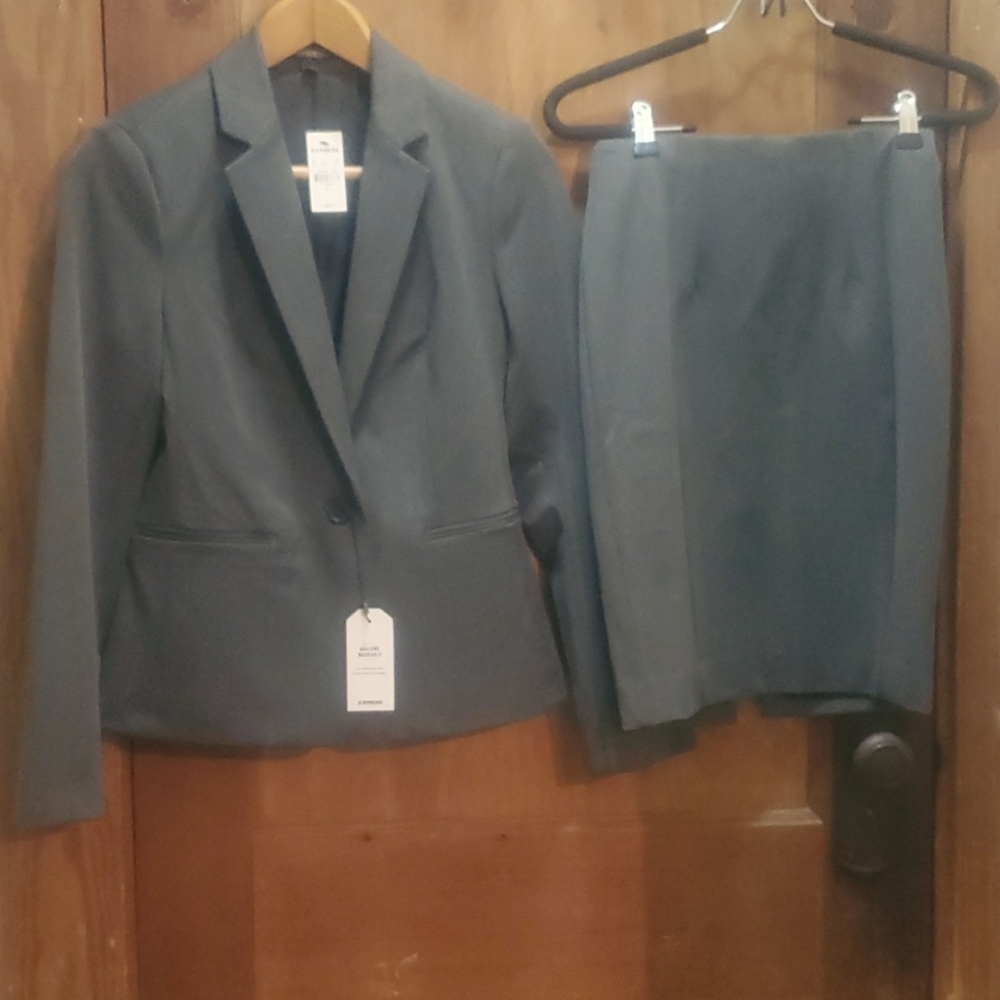 Skirt suit
